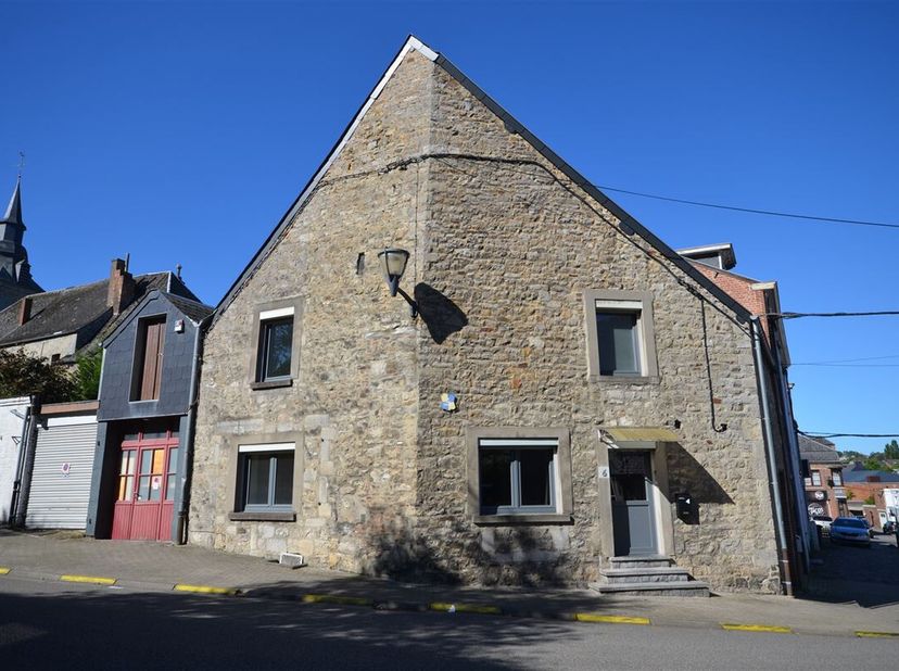 Une belle petite maison dans le centre de Couvin, rue avec peu de passage, parking à proximité,  composée d&#039;une cave avec cuve mazout, au rez : WC, cu