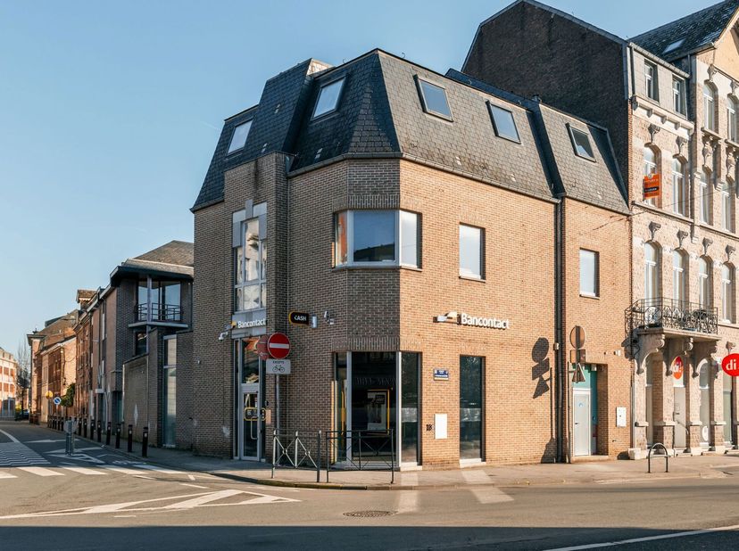 JAMBES, 320m² winkelruimte in het hart van het stadscentrum. Deze ideaal gelegen unit bestaat momenteel uit een ontvangstruimte met wc, een verdieping