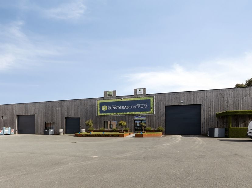 Grootschalig magazijn met inpandig kantoor te huur in Oostende. Totale oppervlakte van  925 m² + kantoorruimte van 50 m² + meerdere parkeerplaatsen.&lt;b