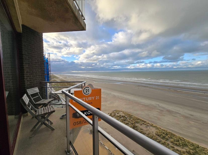 Appartement très bien situé avec une vue époustouflante sur la mer, situé sur la dique près des magasins et transports en commun de Nieuport-Bain. &lt;br