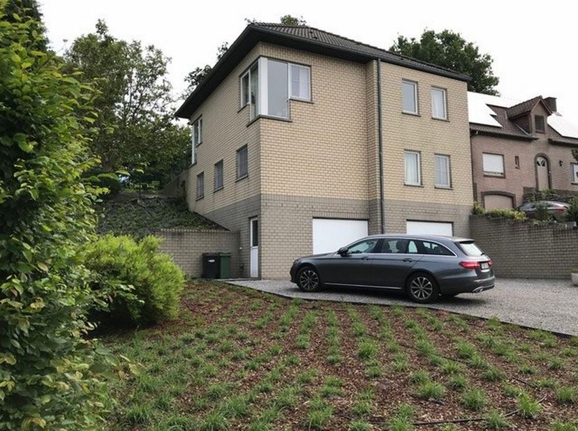 Energiezuinige villa met 5 slaapkamers rustig gelegen in doodlopende straat in Ottenburg (Huldenberg), niet ver van GSK en met een goede connectie naa