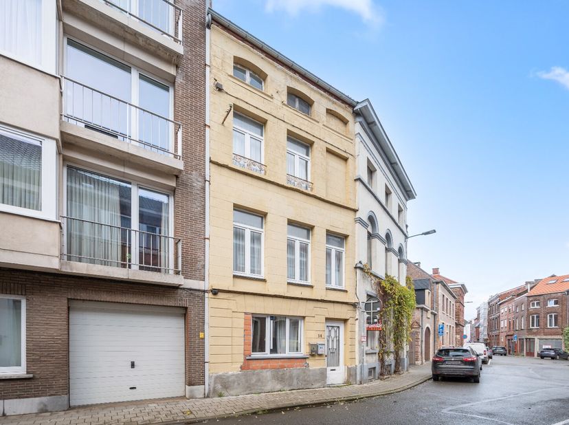 Als je op zoek bent naar veel ruimte, in het centrum van de stad, dan ben je hier aan het goede adres. Deze rijwoning met liefst 6 slaapkamers is gele