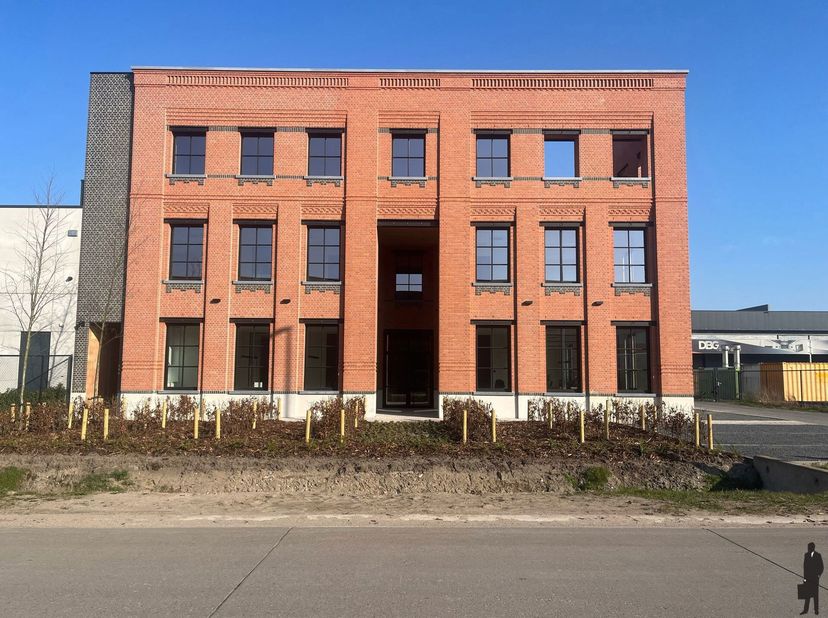 Ruime kantoorruimte te huur in het industriële gebied van Hoogstraten.&lt;br /&gt;
Centraal gelegen nabij de E19.&lt;br /&gt;
-2 ruime kantoorruimtes, voorzien va