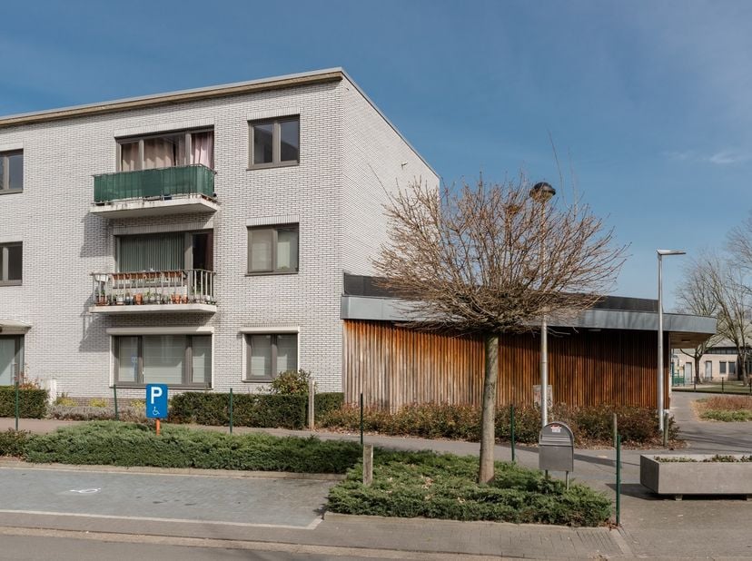 Dit centraal gelegen 3 slaapkamer appartement  en garagebox vinden we terug in het centrum van Hamont op een boogscheut van de Nederlandse grens.&lt;br /
