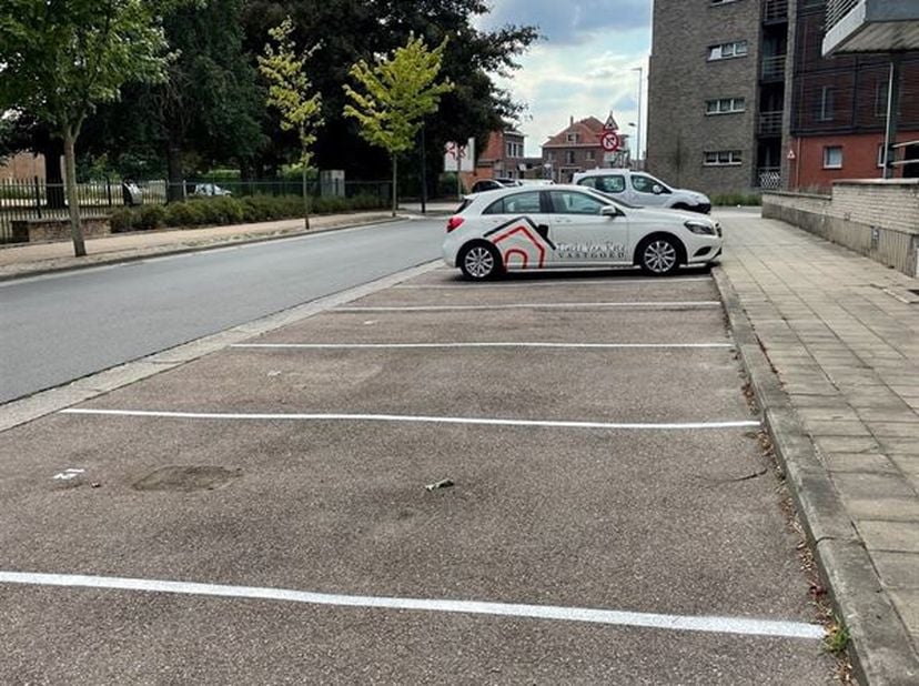 Nog 1 staanplaats te huur, gelegen op de Halmaalweg 58, ter hoogte van residentie Amadeo.  Iedere parkeerplaats is afgewerkt met belijning en nummer e