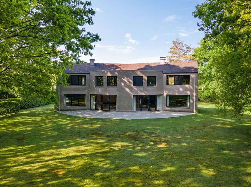 Située dans la région rurale de Halle-Zoersel, vous trouverez cette maison magnifiquement finie au milieu de la verdure. Halle est une charmante commu