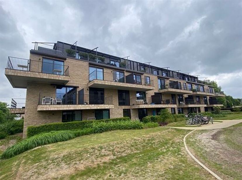 RUIM, LUXUEUS, KWALITATIEF EN ENERGIEZUINIG APPARTEMENT 103M² MET 3 SLAAPKAMERS, 3 TERRASSEN, BINNEN-AUTOSTAANPLAATS, KELDER EN AANGENAME BINNENTUIN.&lt;