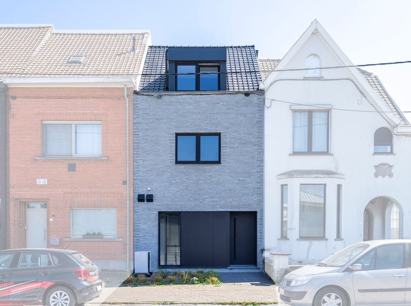 Welkom in de Hippodroomstraat 107 te Harelbeke!&lt;br /&gt;
&lt;br /&gt;
Bij binnenkomst word je verwelkomd in een praktische inkomhal met ingebouwde kasten, een