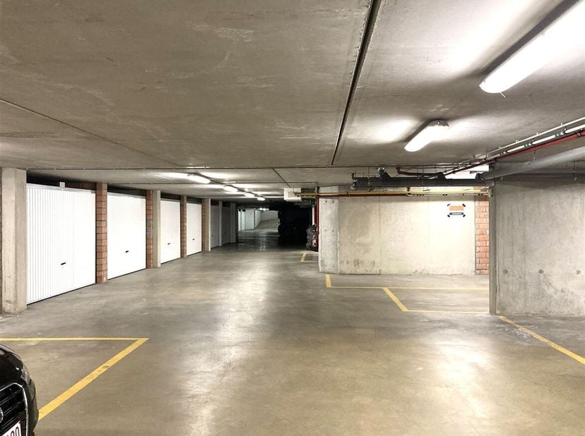 Garage à vendre
                    à 2500 Lier