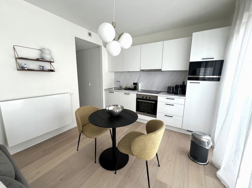 Victoire-Junot vous propose un super duplex meublé de +/- 45m2. Idéalement situé dans le centre historique de Bruxelles , à proximité du quartier Dans
