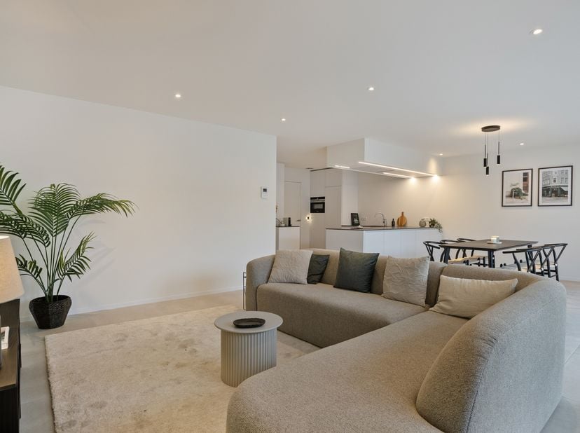 Ontdek het comfort en de luxe van dit schitterende nieuwbouwappartement met 2 slaapkamers, gelegen in de Ieperstraat 90, in het centrum van Poperinge.