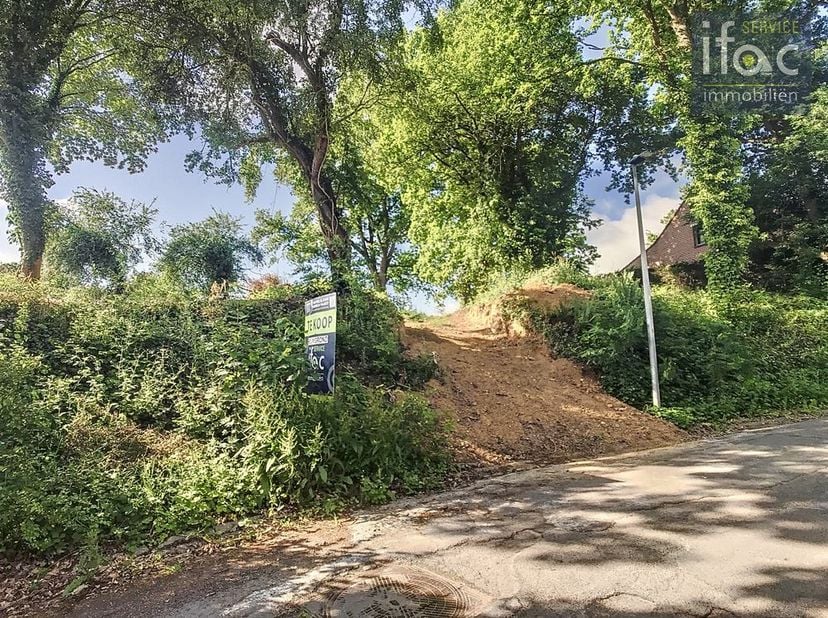 Gunstig gelegen bouwgrond met een totale oppervlakte van 11a98ca in de wijk Ten Trappe, vlakbij het centrum van Hoeilaart en verbinding met de E411, e
