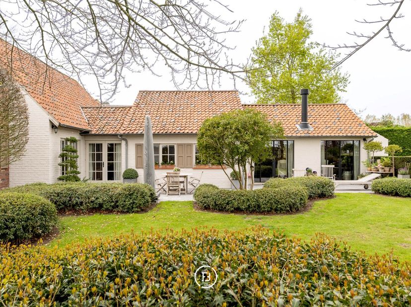 Exclusief en uniek landelijk wonen met volledige privacy, in directe verbinding met de natuur.&lt;br /&gt;
Deze prachtig ingerichte, landelijke villa op een