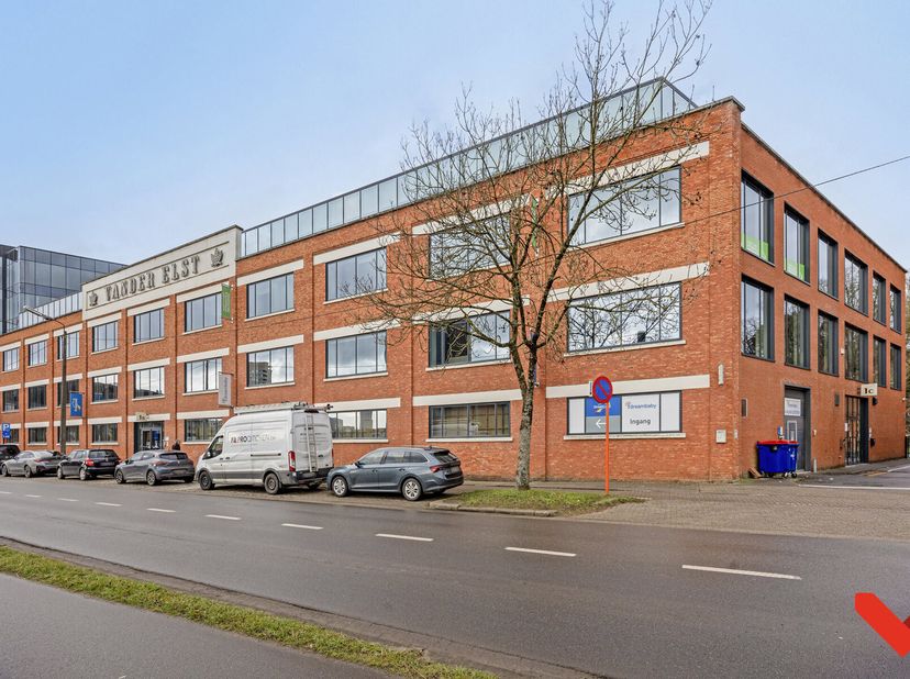 Zoekend naar een representatieve kantoorruimte die zowel stijl als functionaliteit biedt? Ontdek dan deze unieke gelegenheid aan de vaart van Leuven,