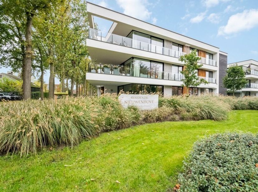 Dit moderne appartement, gebouwd in 2021, ligt aan de Nieuwenhovedreef 37 bus 0202 in Varsenare en biedt u een comfortabele en instapklare woonoppervl