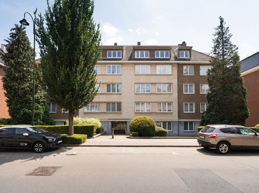 SINT-PIETERS-WOLUWE, in de zeer gegeerde wijk Chant dOiseau, prachtig APPARTEMENT (4slk/2badk) van ca. 200 m² met een mooi ZUIDGERICHT TERRAS, kelder