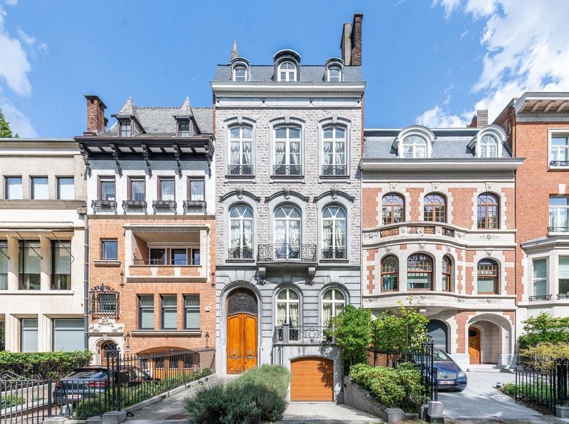 Située le long du parc de l&#039;Abbaye de la Cambre, à deux pas des Etangs d&#039;Ixelles, imposante maison de maître de ± 750 m² bruts construite au début du