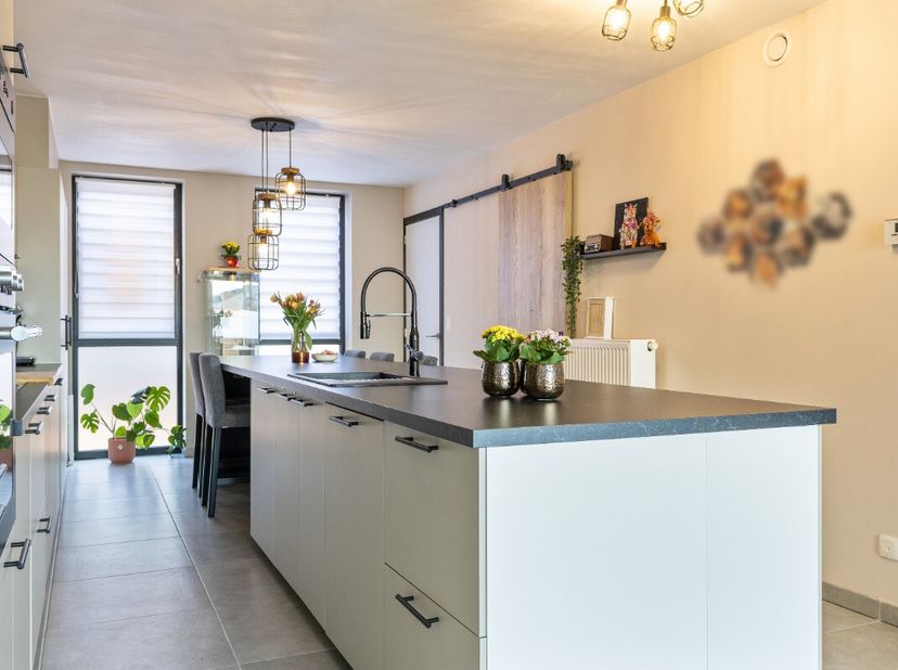 La Panne / Adinkerke : Maison prête à emménager et économe en énergie avec grand garage à vendre à Adinkerke ! Cette maison récente et économe en éner