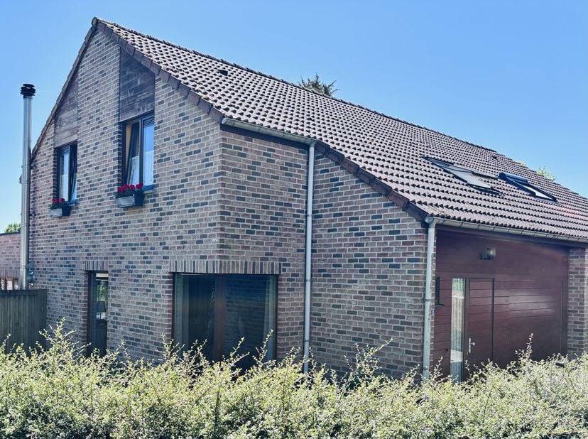 Maison familiale semi-ouverte, lumineuse avec caractère et confort, située dans le quartier paisible de Maleizen (Overijse), à la frontière de La Hulp