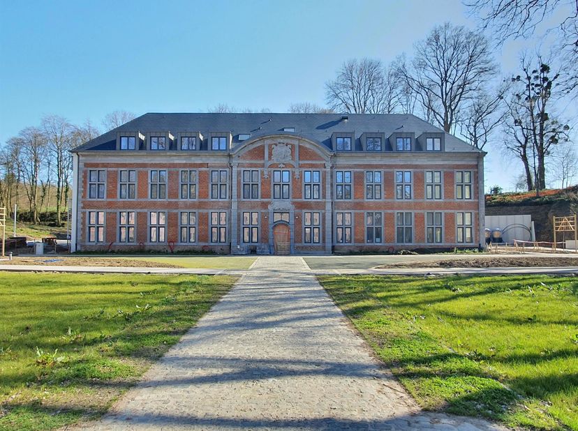 JAMBES, in een uitzonderlijke omgeving, het Domaine de Géronsart biedt u een prachtig APPARTEMENT met zeer hoge plafonds (2bed/1sdd) gelegen in het vo