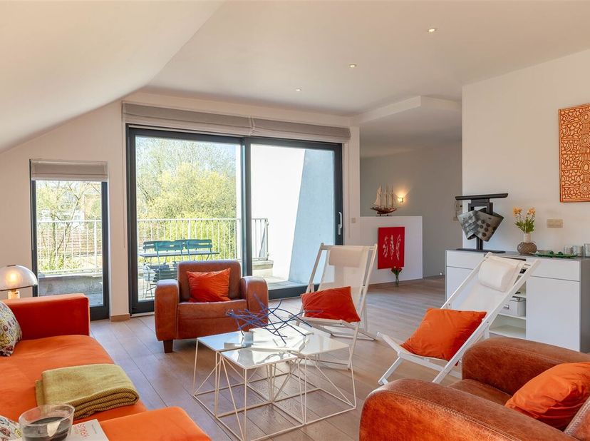Property One stelt u dit uitzonderlijke penthouse voor, gelegen in een groene omgeving.&lt;br /&gt;
Aan de rand van het Dieleghembos, in een recente residen