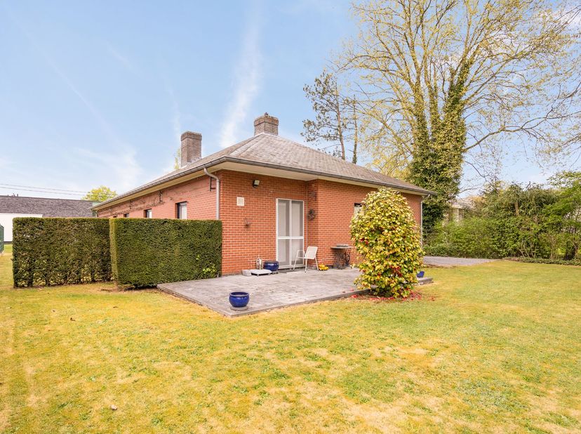 Exclusieve gelijkvloerse karakterwoning op een unieke, rustige locatie in een prestigieuze villawijk in Godsheide – Bokrijk te Hasselt. Deze woning ad