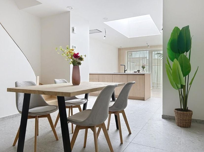 Kwalitatief gerenoveerde woning op wandelafstand van diverse faciliteiten, bestaande uit een inkomhal met gastentoilet, praktische was-/bergplaats met