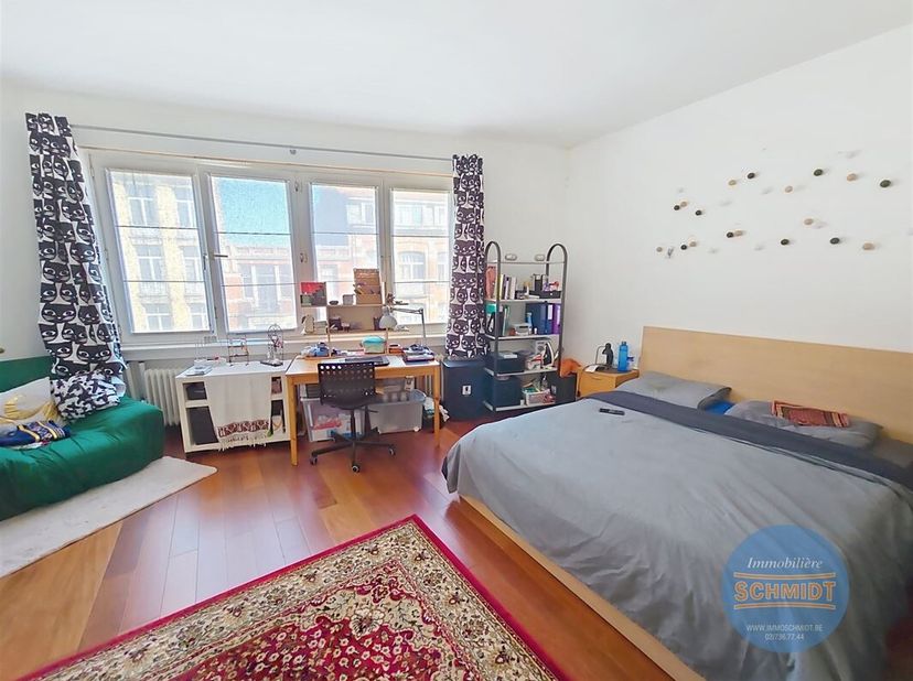 Etterbeek ( La Chasse) : Bel appartement de 64m2 au 3eme et dernier étage d&#039;un petit immeuble à 2 pas de la Chasse. Il se compose d&#039;un living, cuisine