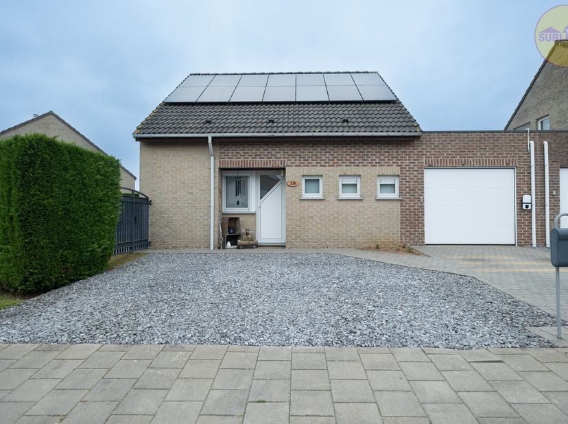 Nabij het centrum van Oost-ham vinden we deze instapklare halfopen woning met gezellige tuin in een doodlopende straat. Dit maakt dat de woning rustig