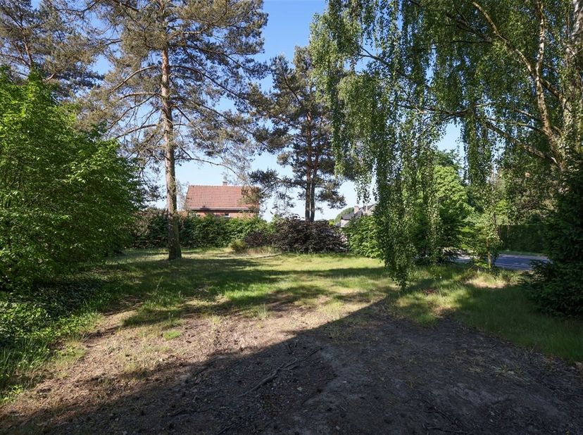 Gunstig gelegen projectgrond voor 4 halfopen bebouwingen - reeds goedgekeurde verkavelingsvergunning&lt;br /&gt;
Omgeving:&lt;br /&gt;
+ Zeer goede en centrale li