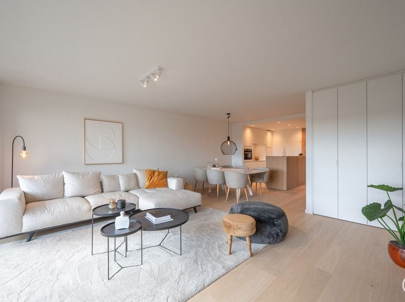 Integraal gerenoveerd 2-kamer appartement met een open zicht over het Yzepark.&lt;br /&gt;
Het pand werd in 2022 integraal vernieuwd met kwalitatieve materi