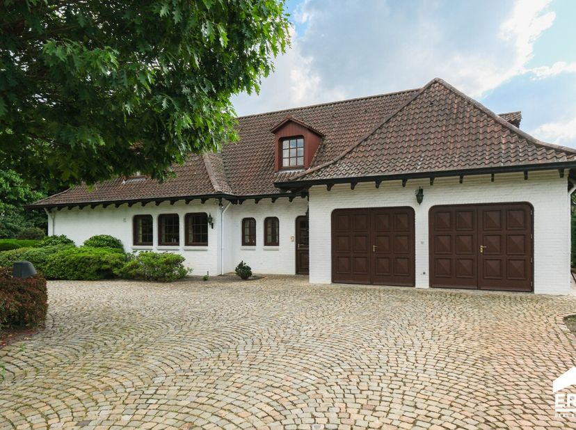 Karaktervolle villa, gebouwd in 1980, met uitzonderlijke woonoppervlakte op een prachtig perceel van 25a 50ca (straatbreedte 37m50) te Houthalen.Voor
