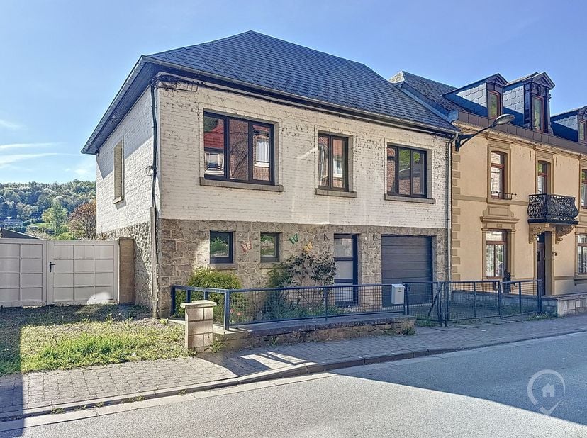 Vos Agences Condrogest Dinant vous propose cette maison bel-étage située au centre du village dHastière. La maison bénéficie dune très belle parcelle