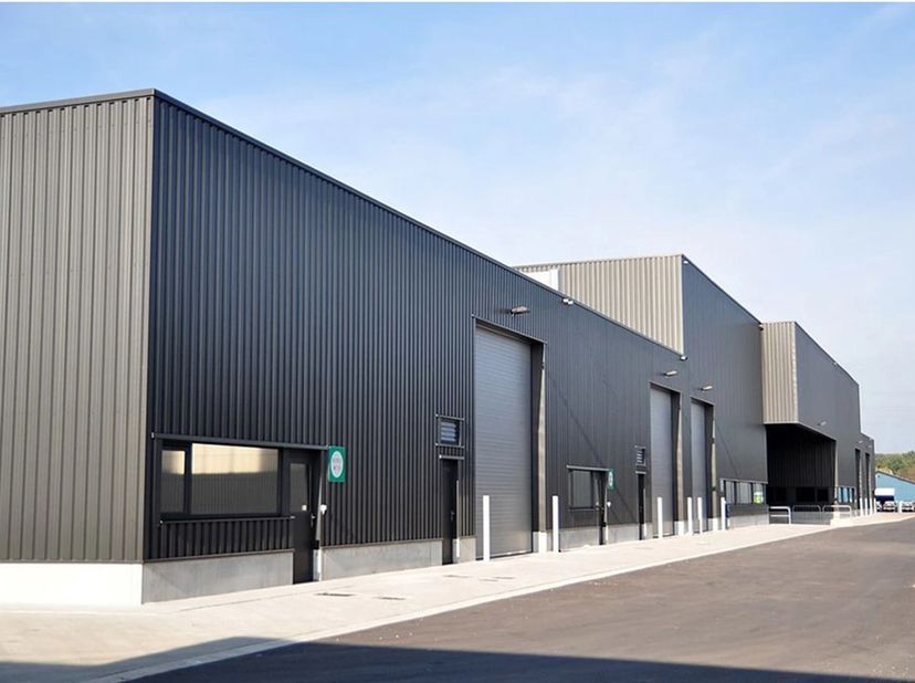 Magazijnen van 494m² te huur op de site van de voormalige meubelfabriek De Kempen, in de Industriezone van Malle. De oude gebouwen werden gerenoveerd