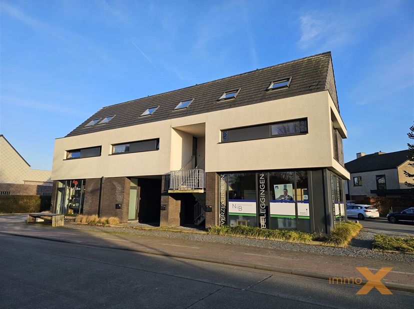 LICHTRIJK DUPLEX APPARTEMENT OP WANDELAFSTAND VAN CENTRUM LOVENDEGEM, gelegen in een kleine residentie. Bestaande uit: Inkomhal, gastentoilet, gezelli
