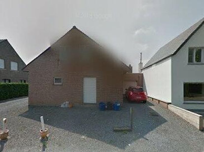 Eengezinswoning (HOB) met oprit, garage, terras tuin en bijgebouwen (tuinhuis). Woning bestaand uit: Gelijkvloers: inkom, WC, badkamer (af te werken),
