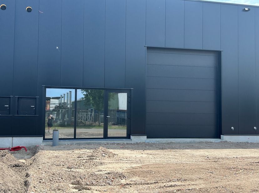Deze nieuwe multifunctionele bedrijfsunit is gelegen op Industriezone &quot;Balendijk&quot; te Lommel, langsheen de Joris Helleputtestraat 3A en heeft een opper