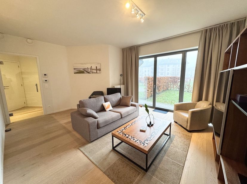 EVERE, in de nabijheid van de NAVO en faciliteiten. Mooi APPARTEMENT van ± 70m² (1SLK/1BAD) met terras en tuin. Gelegen op het gelijkvloers, bestaat h