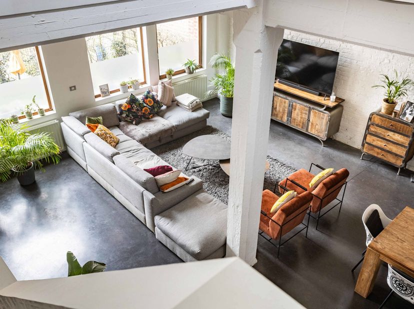 Ce loft lumineux de 285m² fait partie d&#039;un complexe de lofts dans une ancienne usine textile (tissage Napoléon Annicq-Willems) et allie charme industr
