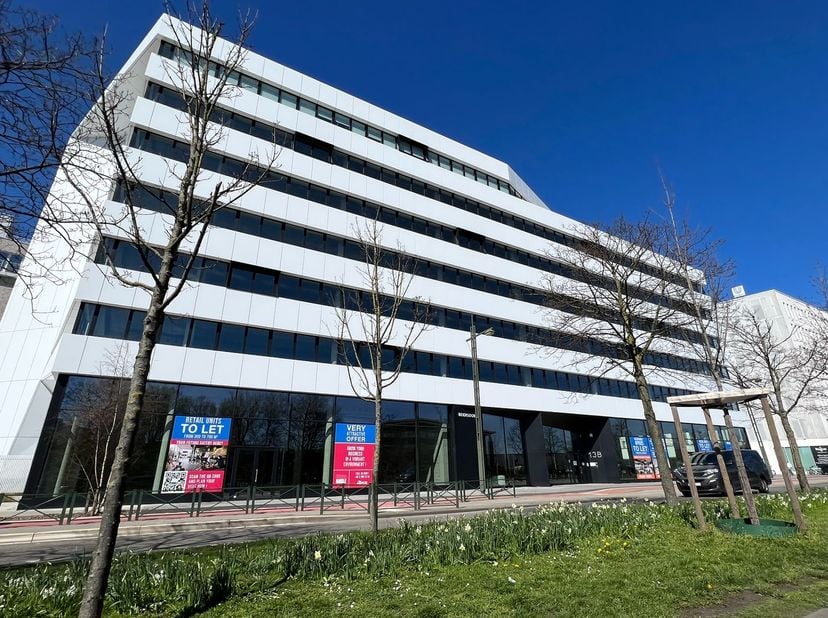 Uitstekend gelegen moderne kantoren/polyvalente ruimtes van 250 m² te huur langs de rand van het kanaal Brussel-Charleroi, in het hart van Anderlecht