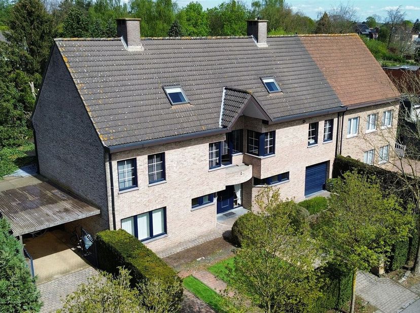Schitterend riant duplex-appartement van ca. 274m² in een rustige straat in het centrum van Kalmthout&lt;br /&gt;
We betreden dit appartement op de eerste v