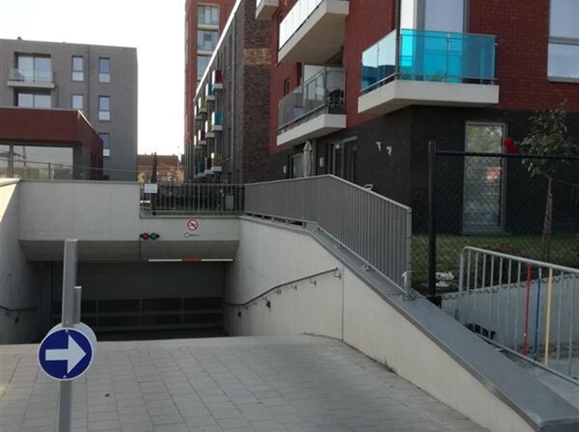 Parking souterrain près du centre de Boortmeerbeek&lt;br /&gt;
Place de parking souterrain, accessible par une télécommande personnelle et fermée par une po