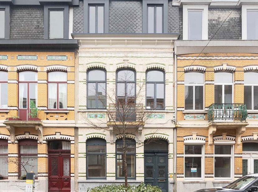 Charmante en karaktervolle burgerwoning in de sfeervolle Pieter Reypenslei, een rustige en aangename woon-winkelstraat in Mortsel. Winkels, lokale han