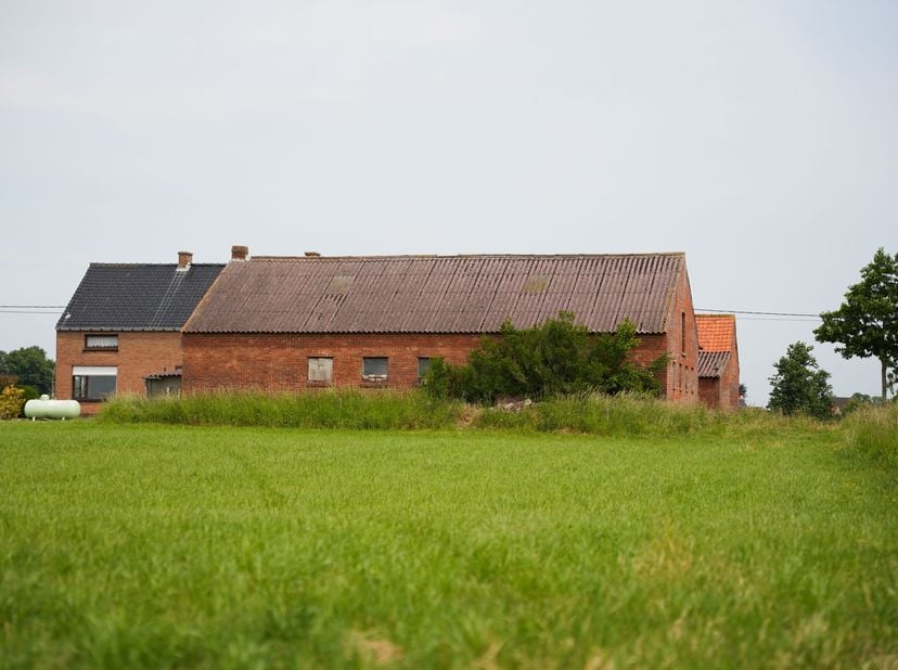 Langsheen de Knesselarestraat vindt u deze hoeve met een oppervlakte van 1 ha 43 a 43 ca. &lt;br /&gt;
De hoeve heeft een gunstige Z-W oriëntatie met pracht