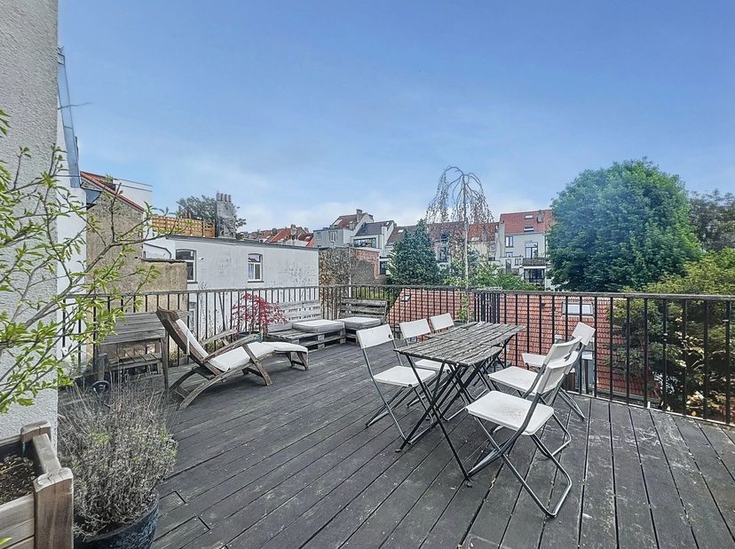 IXELLES/FLAGEY - Idéalement situé à deux pas de la Place Eugène Flagey et des Etangs d&#039;Ixelles, au 3ème étage d&#039;une maison de maître, agréable et lumi