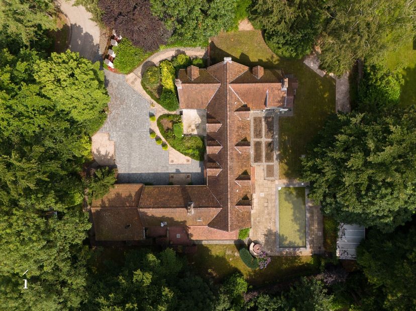 Aan het einde van een charmante, doodlopende dreef ligt dit prachtig geproportioneerde perceel van 2.553 m². Met zijn ideale vorm van circa 45 op 45 m