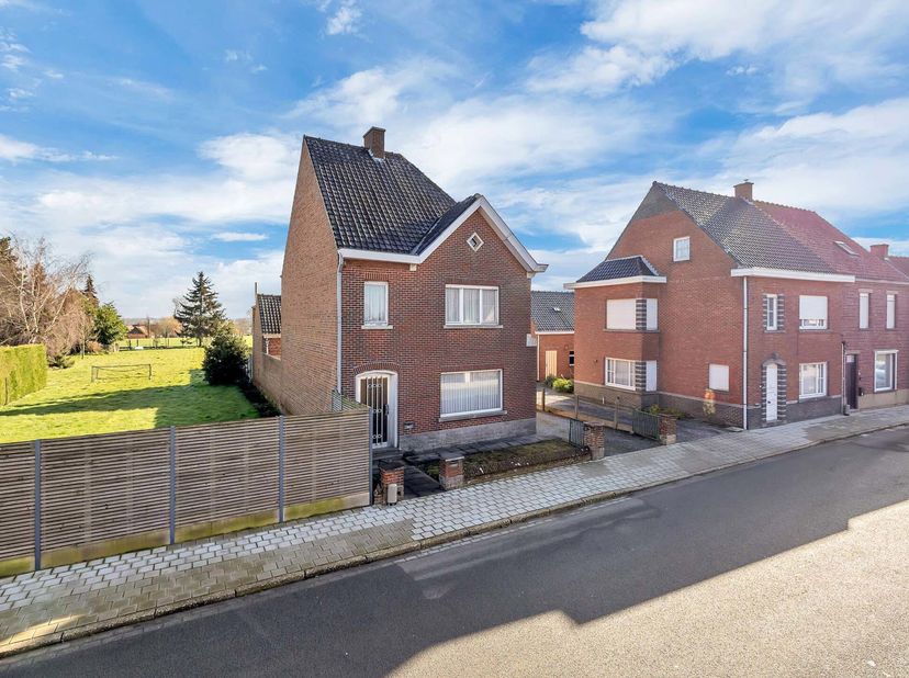 Te renoveren halfopen bebouwing met prachtig uitzicht in Aarsele.&lt;br /&gt;
De woning bevindt zich op een uitstekende locatie, op nog geen 100 meter van a