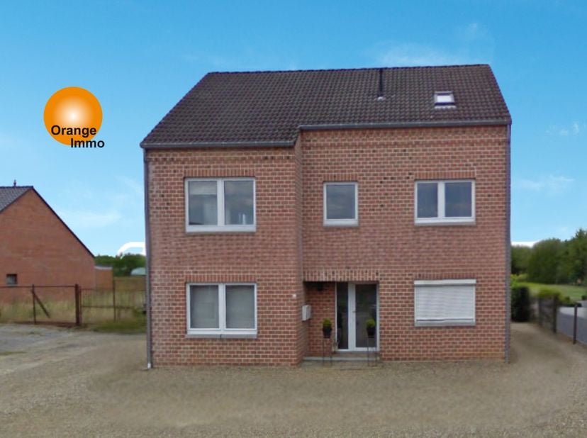 Dit goed onderhouden appartement is gelegen in de gezellige deelgemeente Boorsem en is praktisch ingedeeld. Dit appartement bestaat uit een inkomhal d