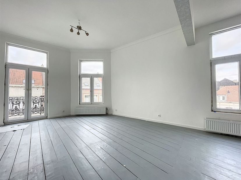 Place Liedts - Bel appartement avec comble aménagé entièrement remis a neuf en 2023 5 chambres de +/-130m² avec balcon situé au 3ème étage d&#039;un immeub