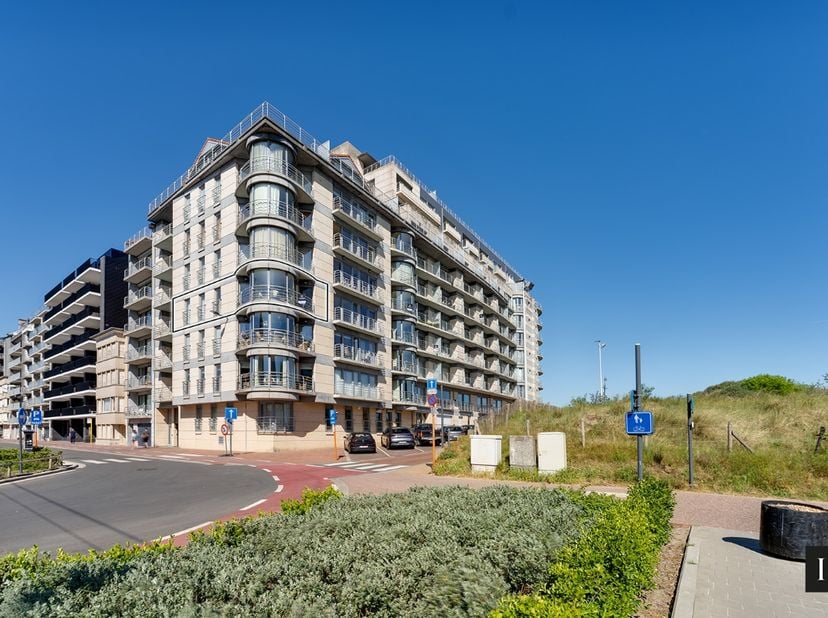 Dit appartement bevindt zich op de derde verdieping van de vijfsterrenresidentie Ideal Tower, ideaal gelegen aan de zeedijk van Blankenberge.&lt;br /&gt;
He